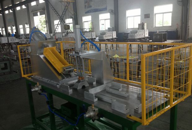 Refrigerator (freezer) door punching machine auxiliary mould