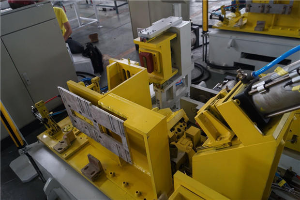 Liner punching die
