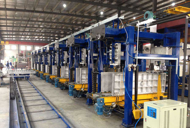 Towline type refrigerator (freezer) box foaming equipment