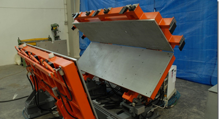 Refrigerator (freezer) mobile workbench box foaming fixture