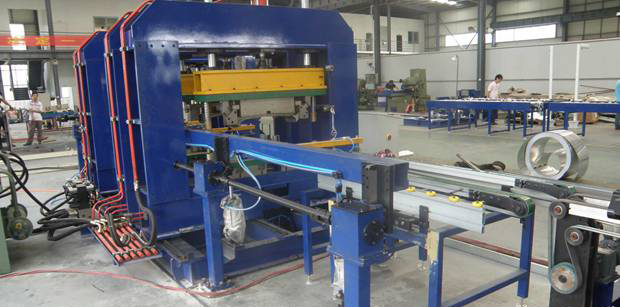 Automatic refrigerator door body sheet metal line