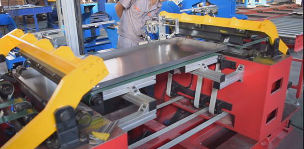 Full-automatic refrigerator (freezer) box single side panel forming line